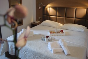 Minibar, caja de seguridad en la habitación y escritorio 