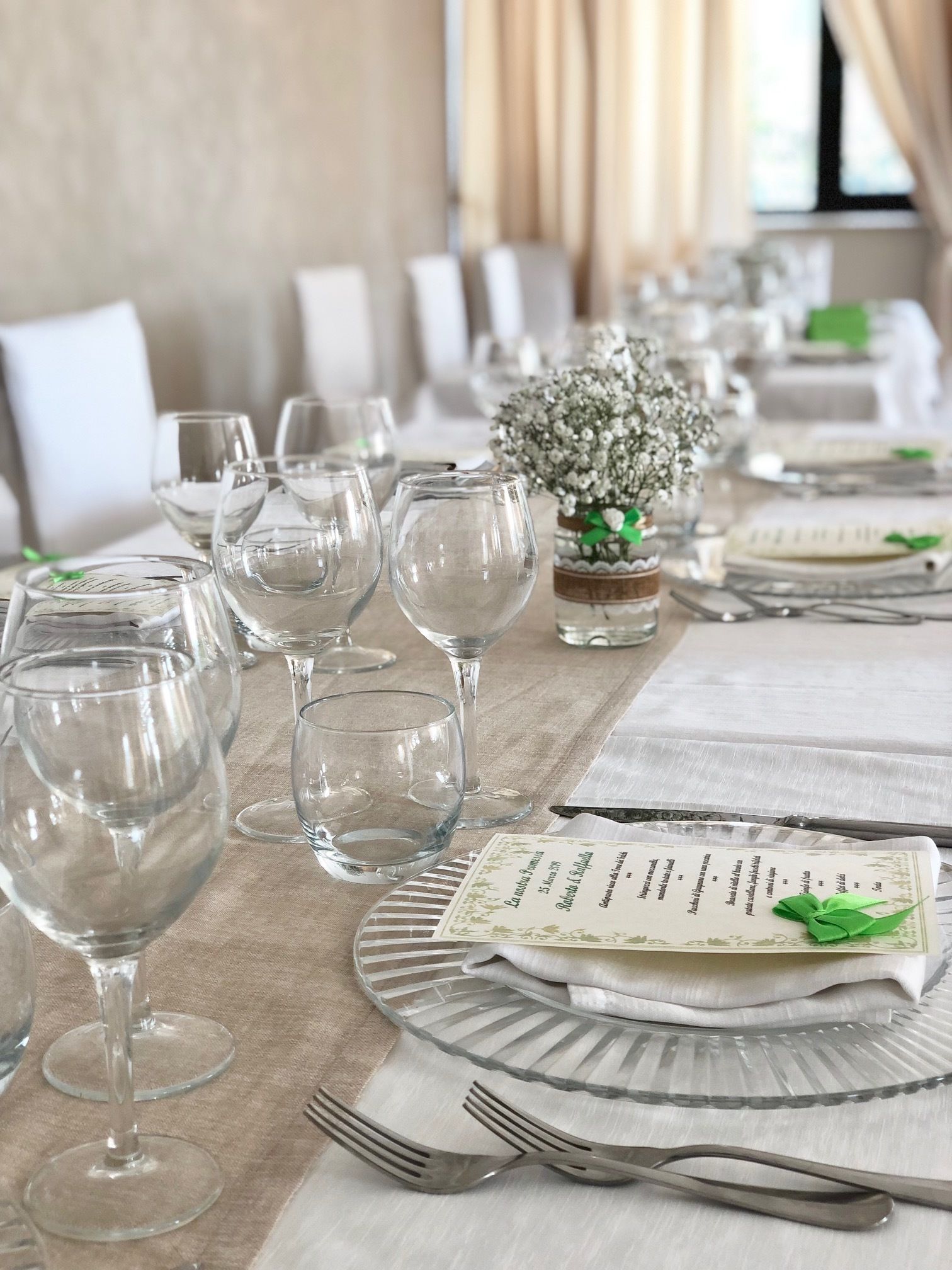 Déjeuner et dîner servis sur place, vue sur la piscine 