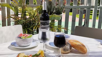 Serviço de café da manhã, culinária internacional, vistas para o jardim