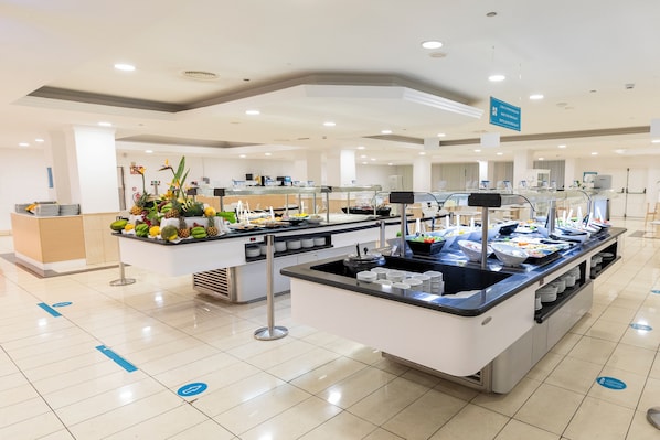 Un espace buffet proposant une variété de plats et doté d’un sol carrelé propre.