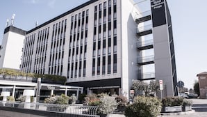 Un bâtiment moderne sur lequel on peut voir une enseigne indiquant le Best Western Hotel Quattro Torri, à Pérouse.