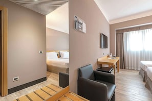 Chambre Économique avec lits jumeaux | Couette en duvet d'oie, minibar, coffres-forts dans les chambres, bureau