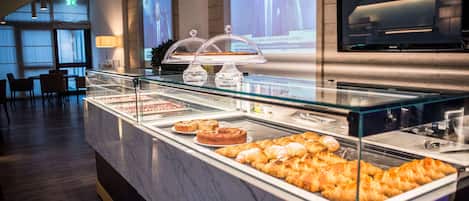 Petit déjeuner buffet (10 EUR par personne)
