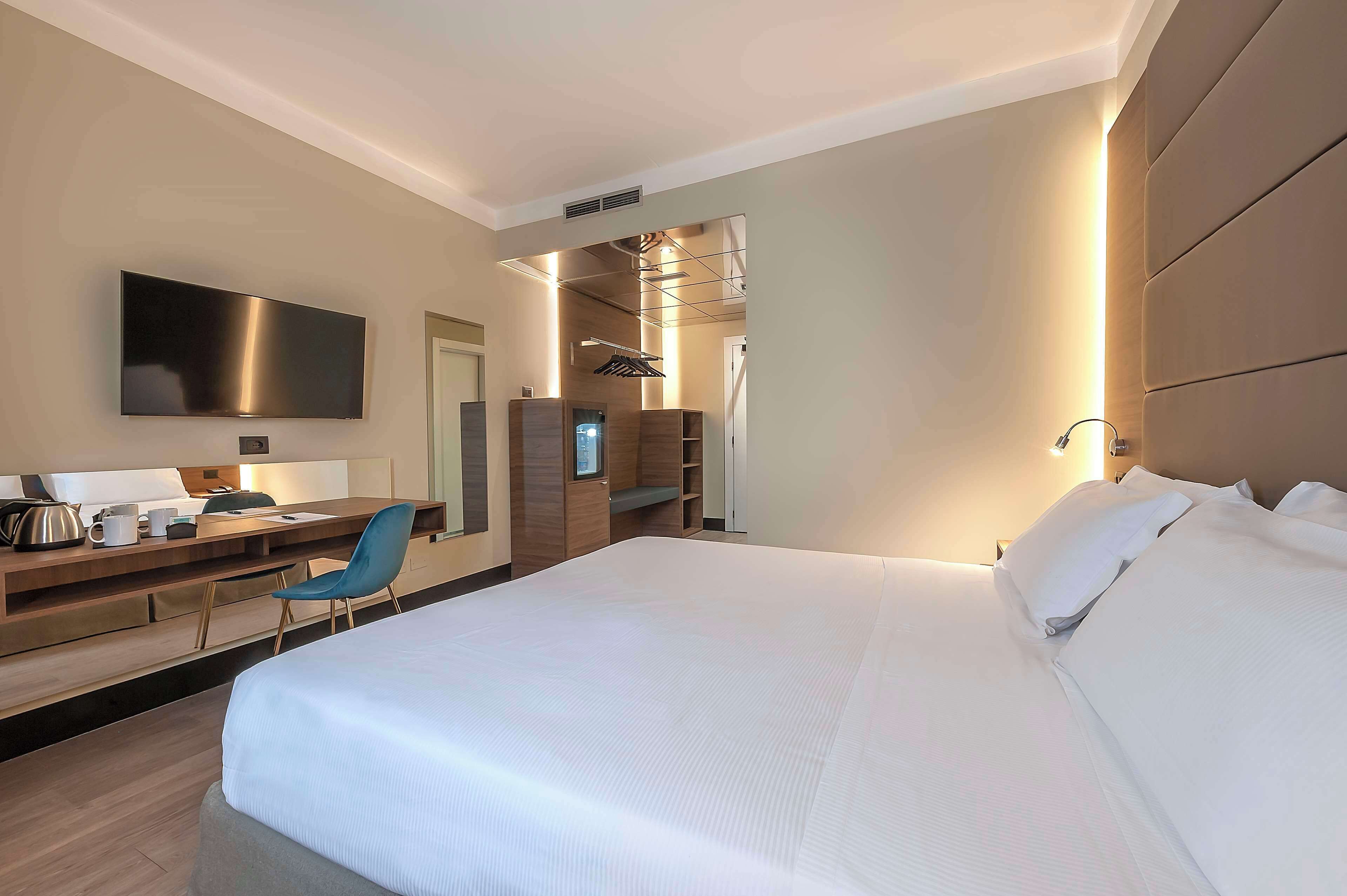 superior room, 1 king bed | 1 bedroom, minibar, in-room safe, desk