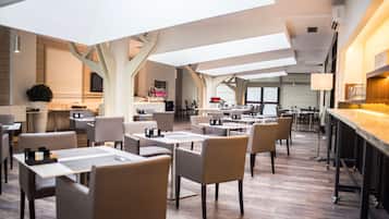 Petit déjeuner buffet (10 EUR par personne)