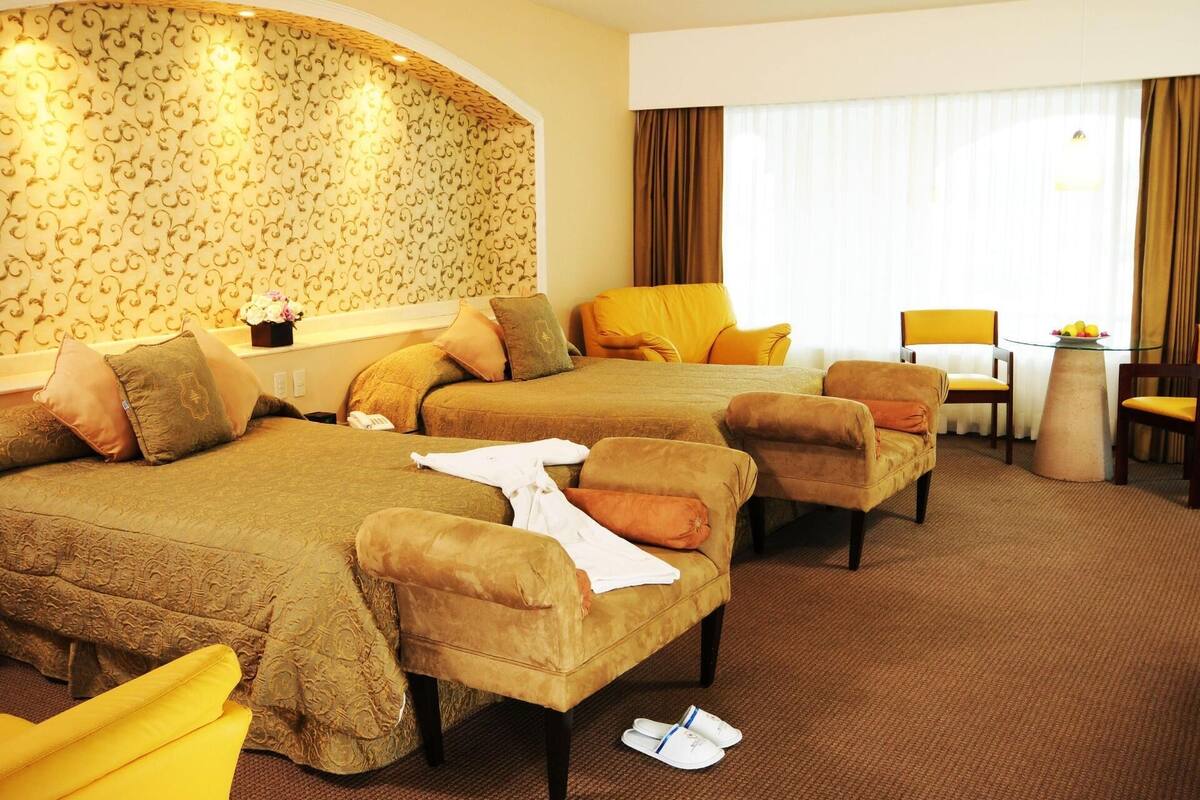 2 bedrooms, premium bedding, in-room safe, desk