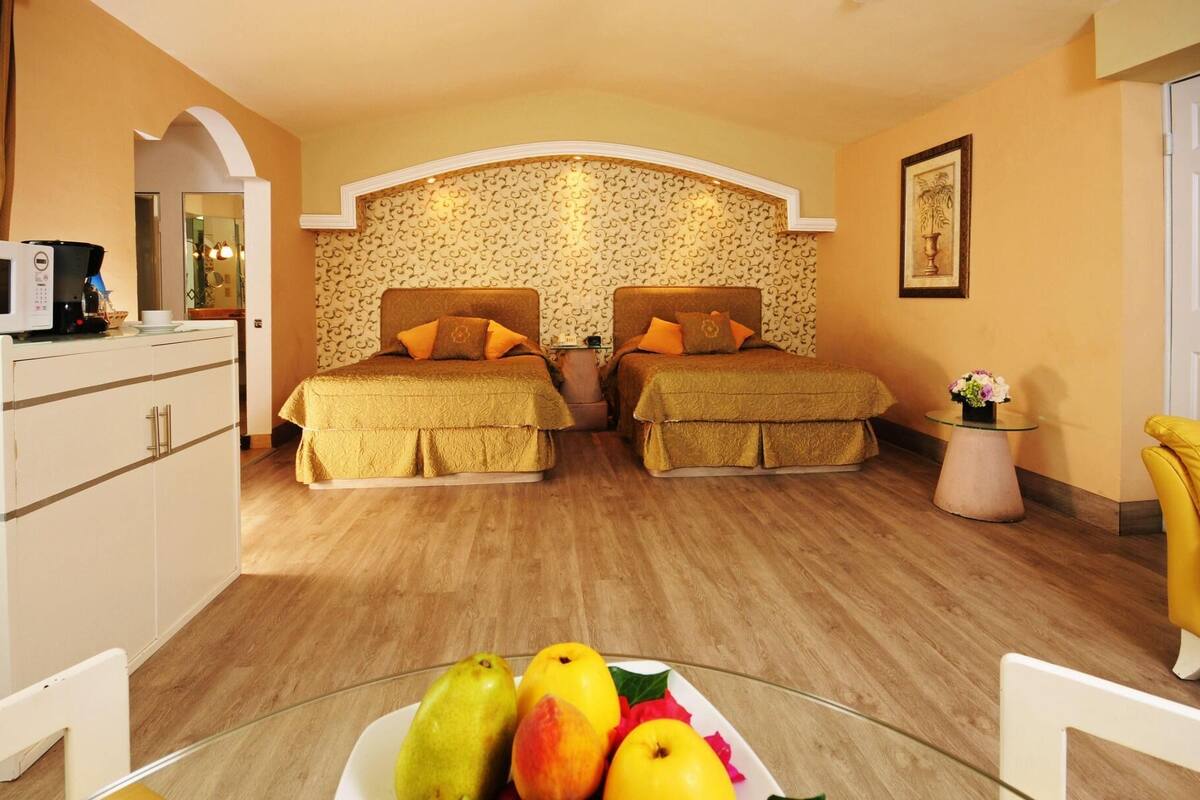 2 bedrooms, premium bedding, in-room safe, desk