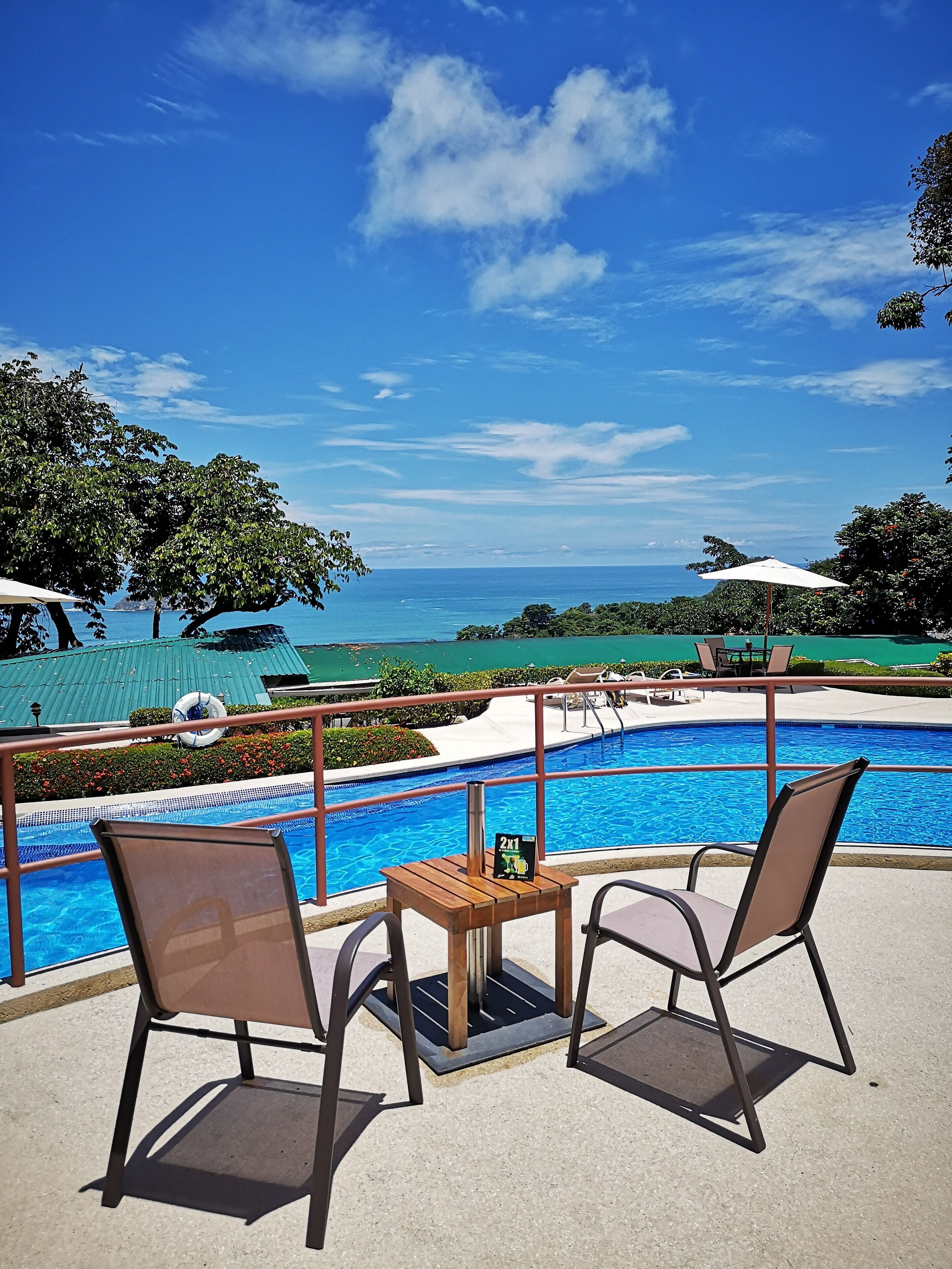 2 hồ bơi ngoài trời, dù/ô trên bãi biển/hồ bơi, ghế dài tắm nắng 