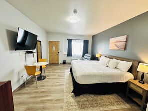 Habitación estándar, 1 cama King size, hidromasaje, vista a la ciudad | Escritorio, espacio para trabajar con laptop y insonorización