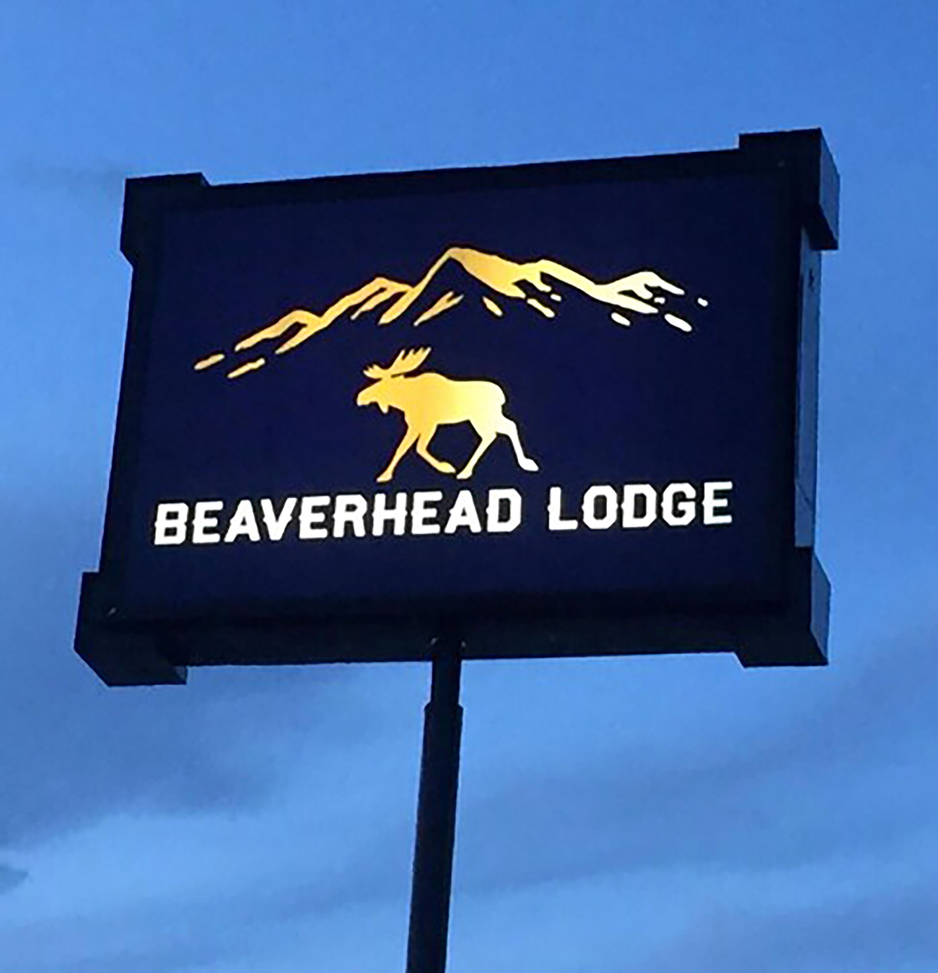 A sign for Beaverhead Lodge with a mountain and moose graphic.