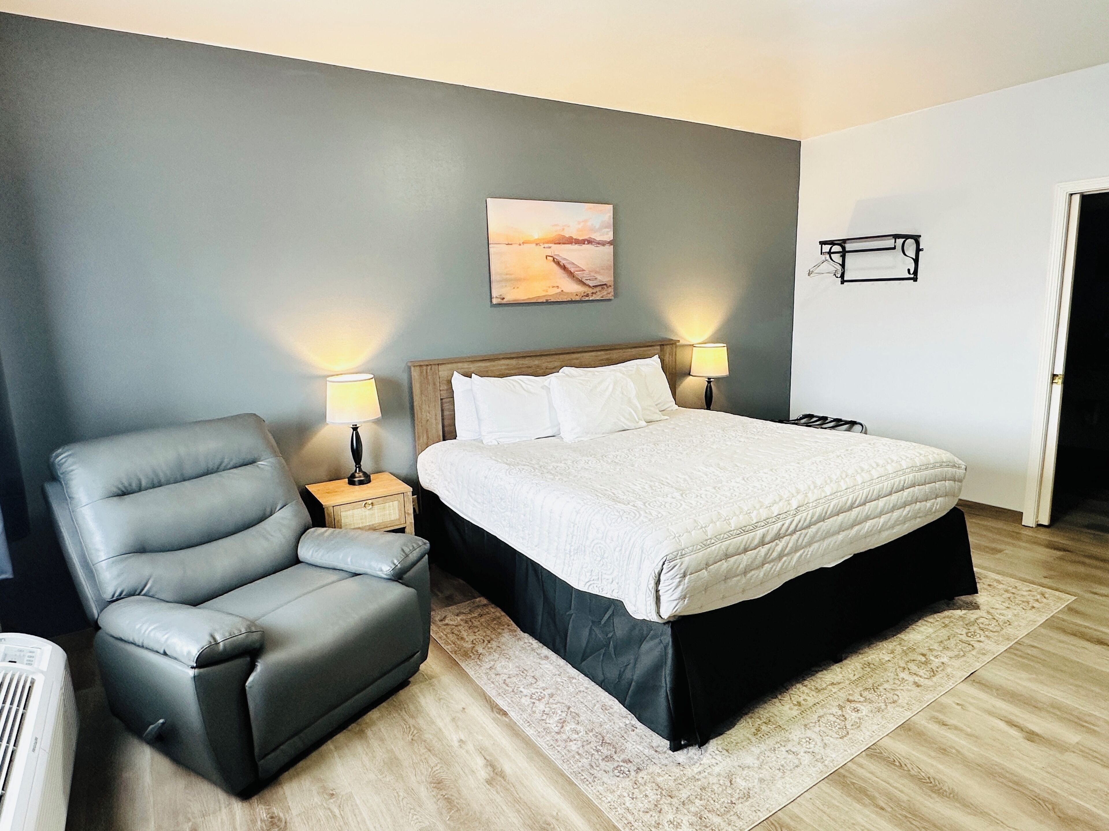 Desk, laptop workspace, soundproofing, free WiFi