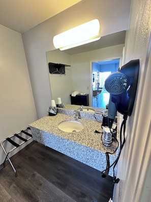 Chambre Standard, 2 grands lits, non-fumeurs, vue ville (1 Bedroom) | Salle de bain | Chaussons, serviettes fournies