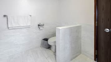 Superior Room, 1 King Bed, Jetted Tub | Bathroom | Free toiletries, hair dryer, towels