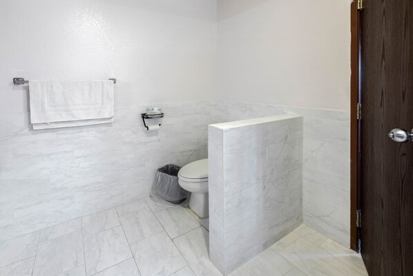 Superior Room, 1 King Bed, Jetted Tub | Bathroom