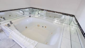 Premium Room, 1 King Bed, Jetted Tub | Jetted tub