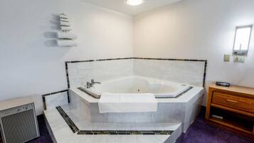 Room, 1 King Bed, Jetted Tub | Jetted tub