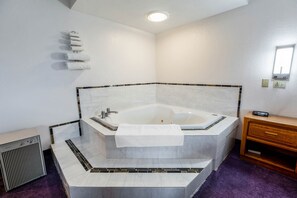 Habitación, 1 cama King size, hidromasaje | Tina de hidromasaje