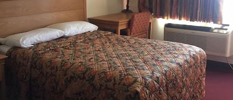 Habitación estándar, 1 cama de matrimonio grande, no fumadores | 1 dormitorio, ropa de cama de alta calidad, escritorio