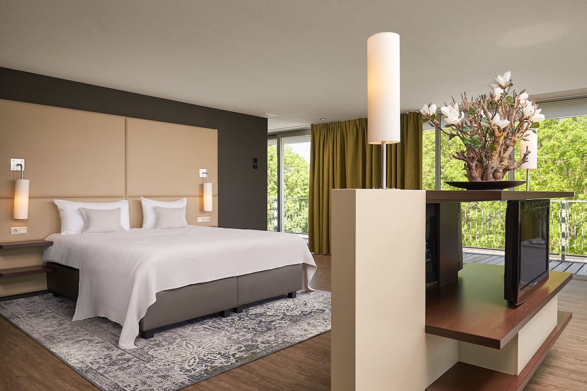 executive suite, sauna | in-room safe, blackout curtains, cots/infant beds, free wifi