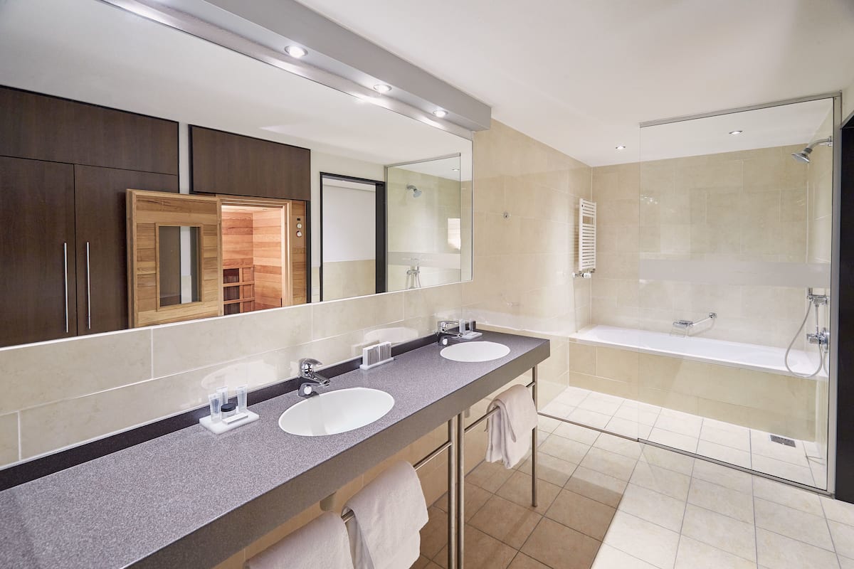 executive suite, sauna | bathroom | separate bathtub and shower, deep-soaking bathtub, free toiletries