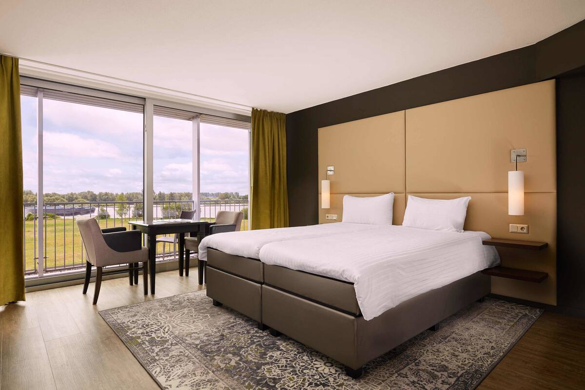 In-room safe, blackout drapes, cribs (surcharge), WiFi (free)