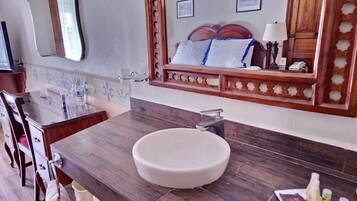 Habitación Deluxe doble, balcón, vistas a la ciudad | Baño | Ducha, artículos de higiene personal gratuitos y toallas