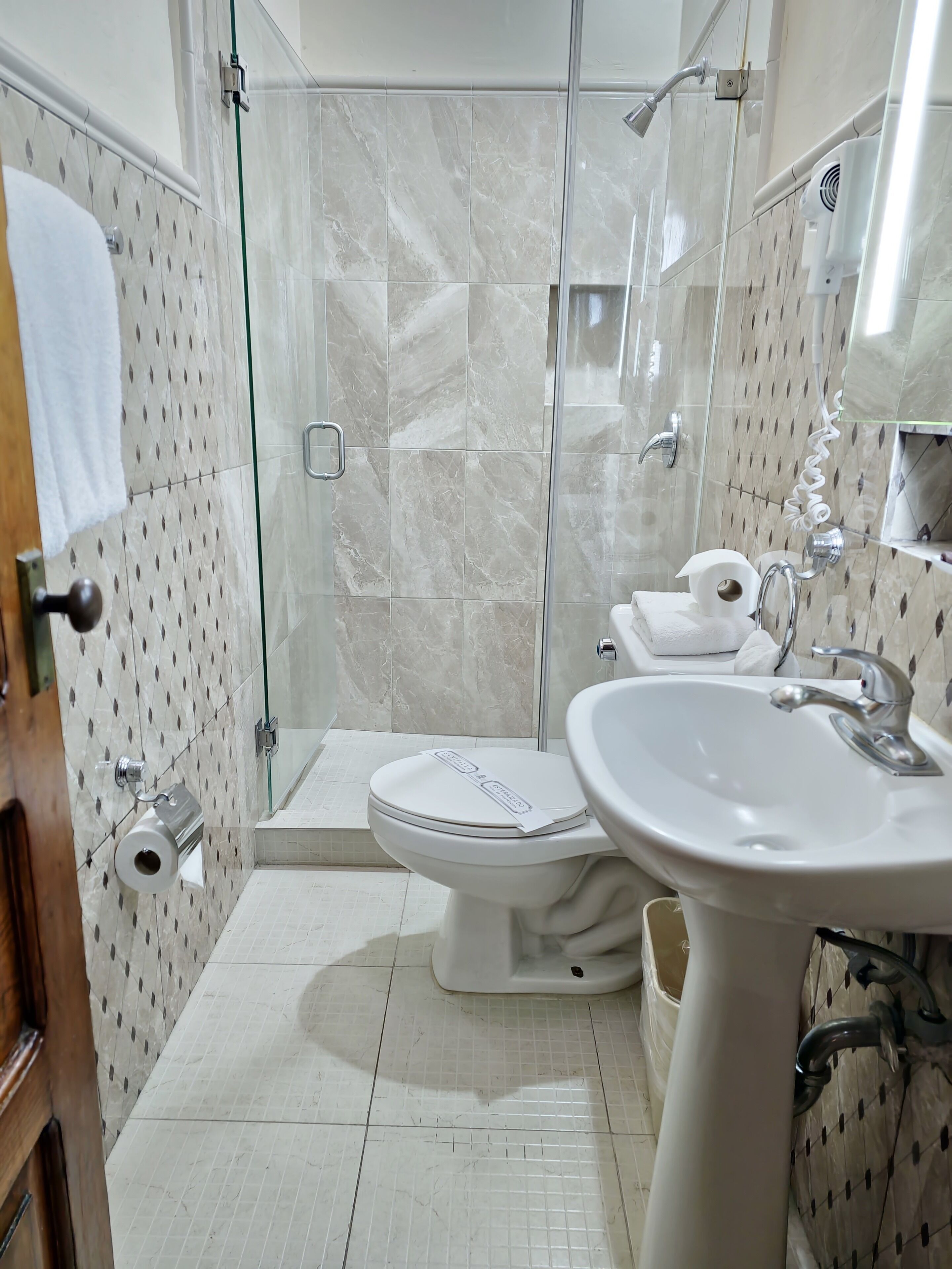 standard room, 1 double bed | bathroom | shower, free toiletries, towels