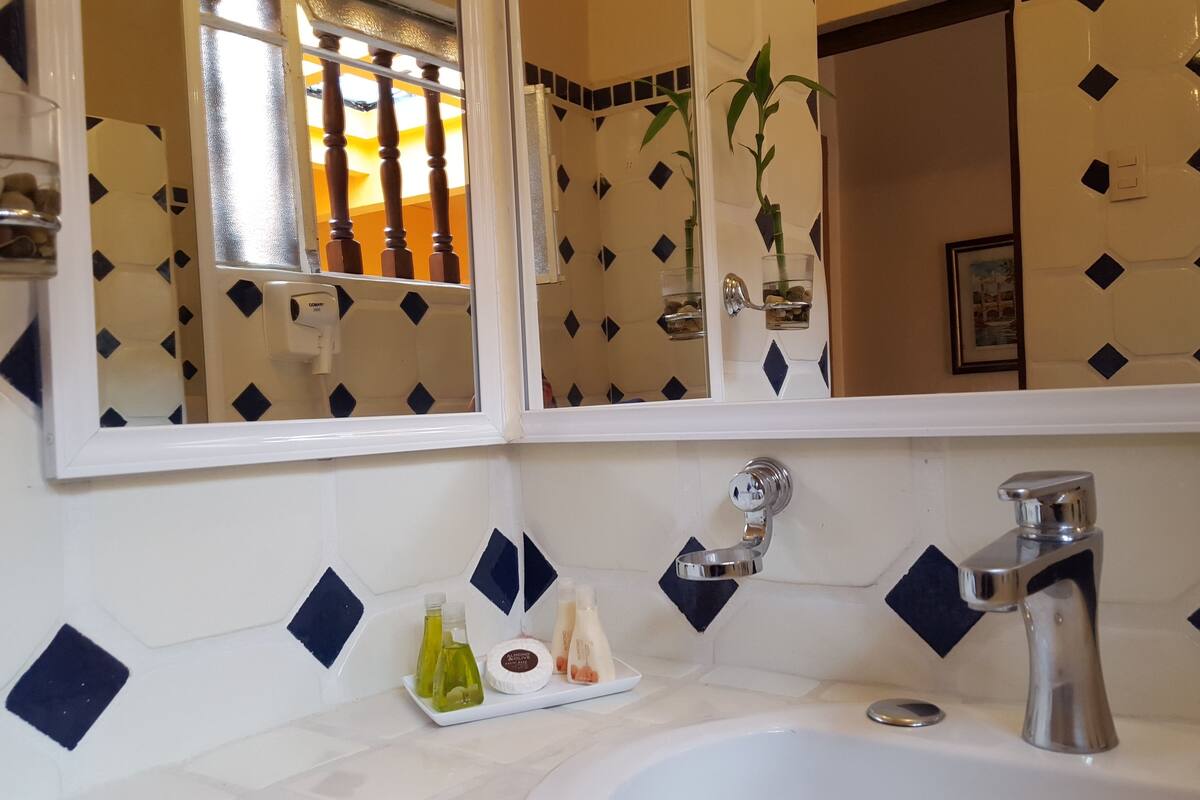 shower, free toiletries, towels