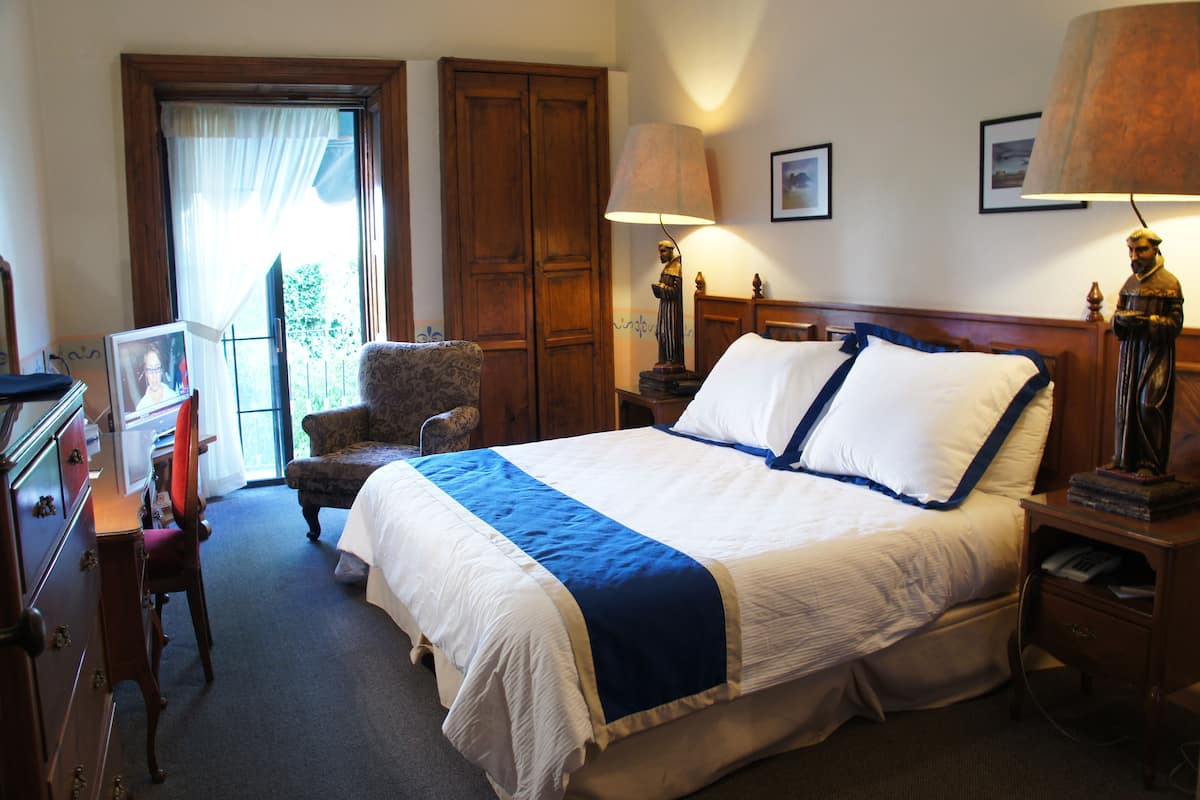 Deluxe Double Room, Balcony, City View | Peti besi dalam bilik, dihias secara berasingan