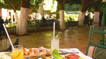 Se sirven desayunos, comidas, cenas y cocina internacional