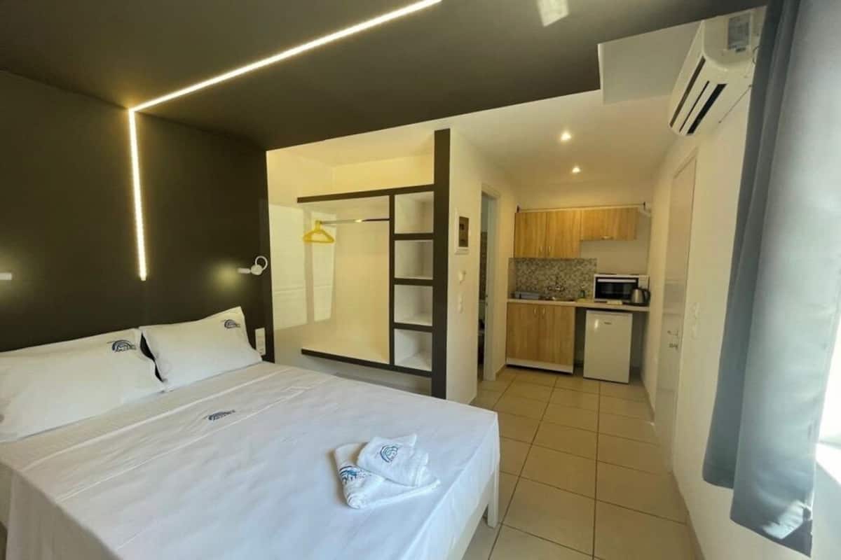 Basic Studio, Patio, Garden View | Minibar, desk, free WiFi, bed sheets
