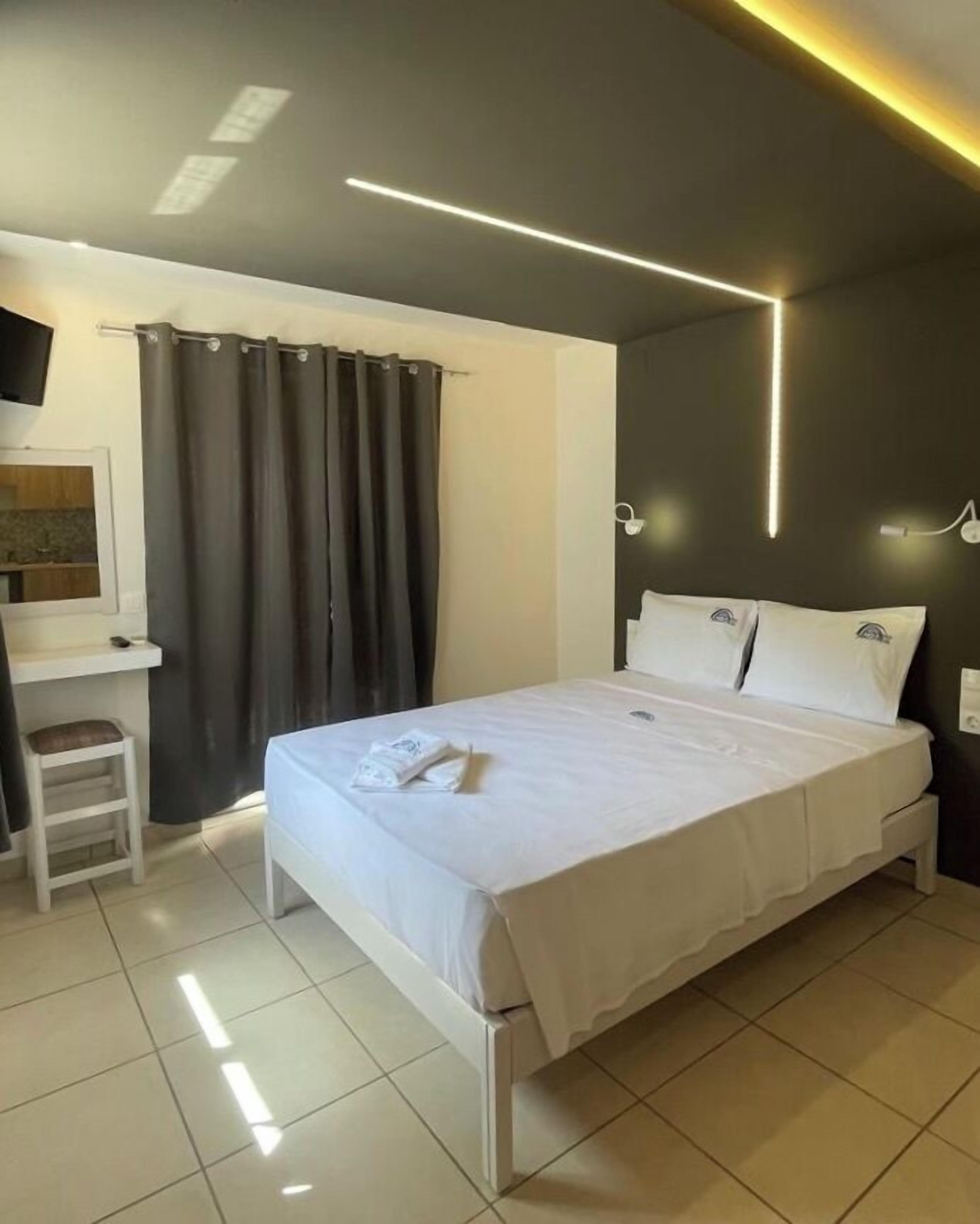 Een minibar, een bureau, gratis wifi, beddengoed