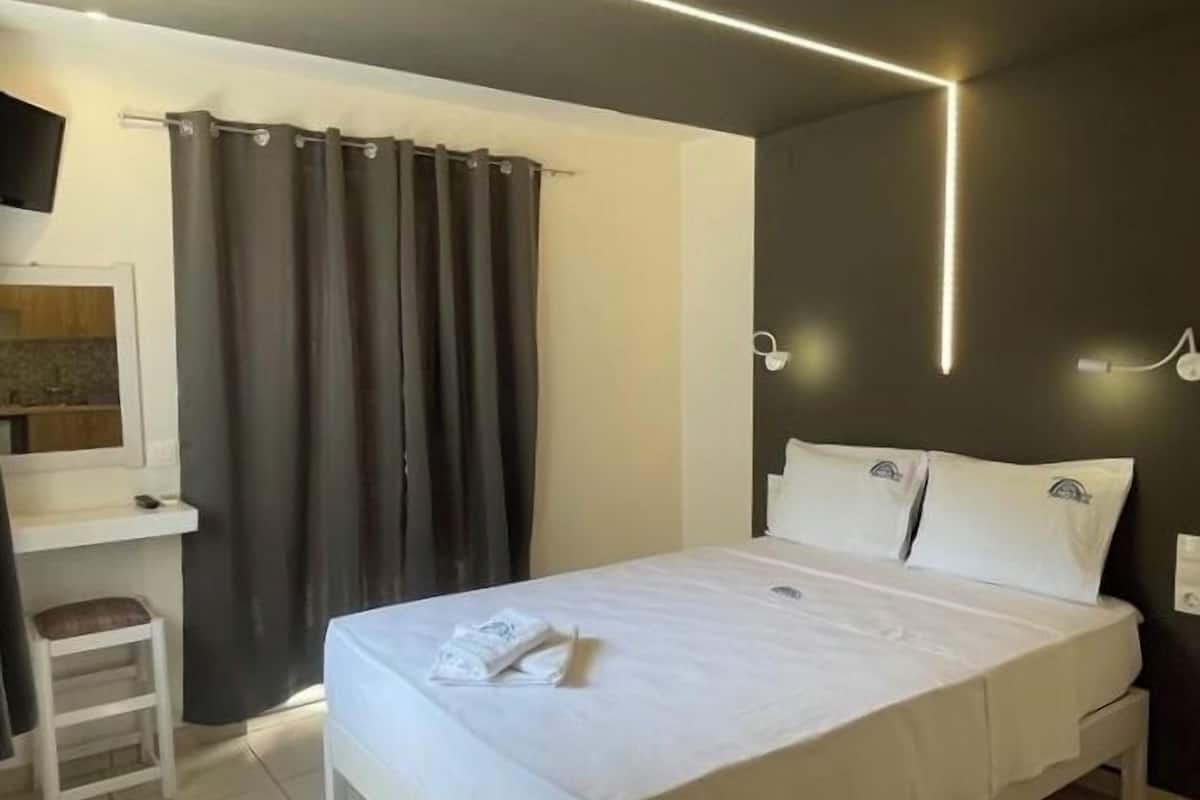 Minibar, desk, free WiFi, bed sheets