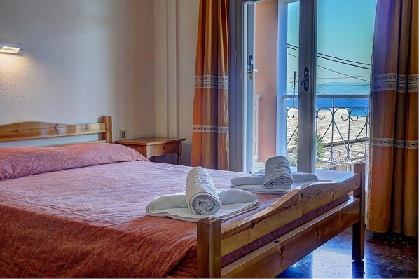 Minibar, desk, free WiFi, bed sheets - Benitses Arches (Corfu)