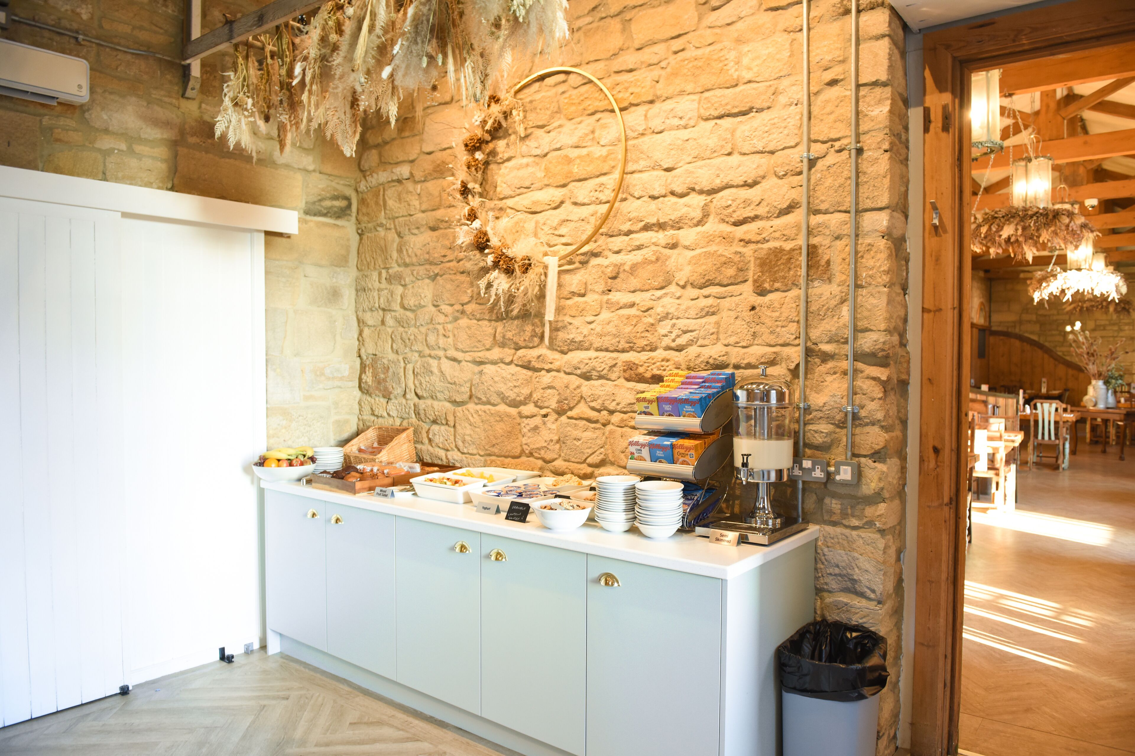 供应早餐、午餐和晚餐