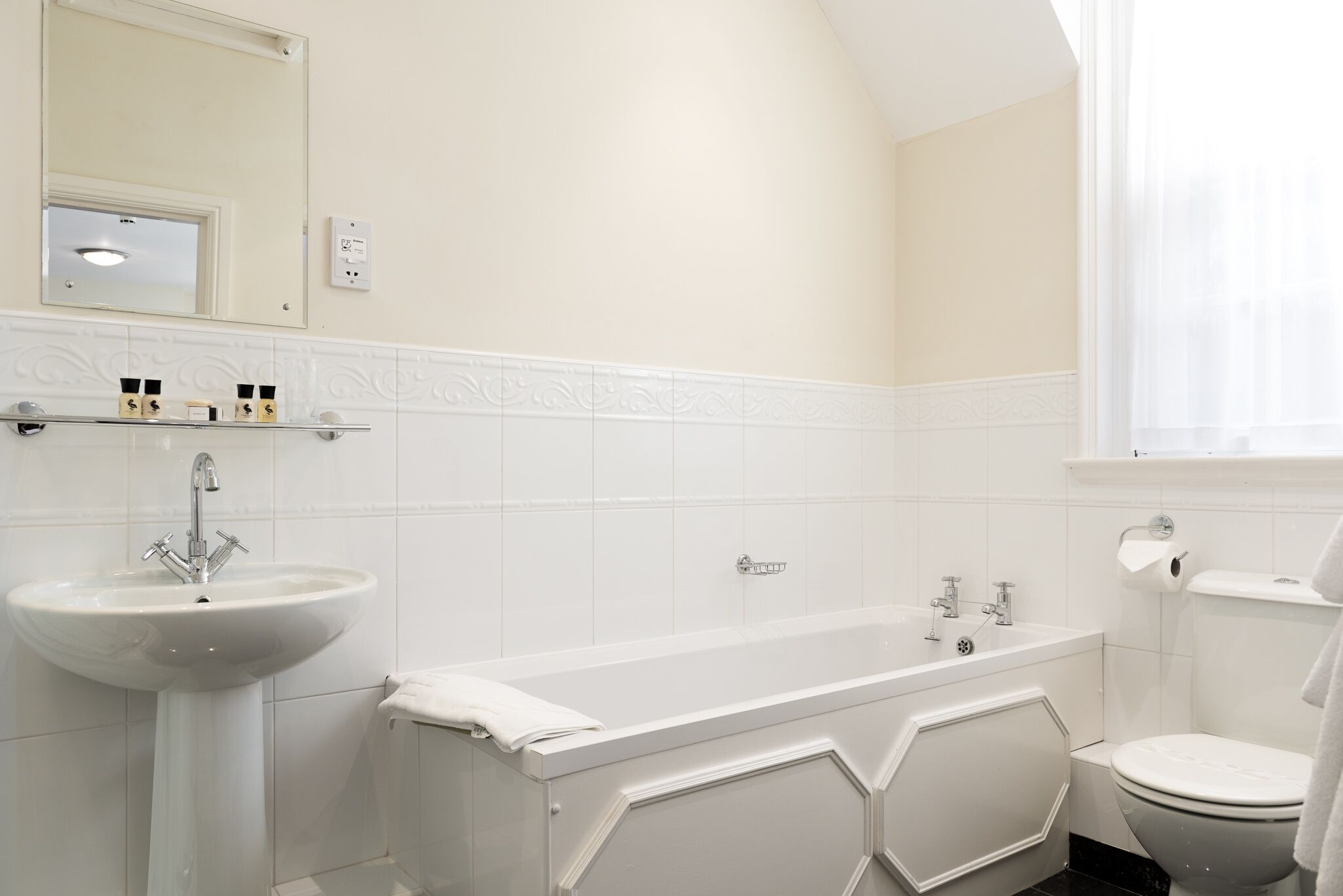 standard apartment, 2 bedrooms, non smoking, kitchen (living room) | individually decorated, individually furnished, desk, blackout curtains