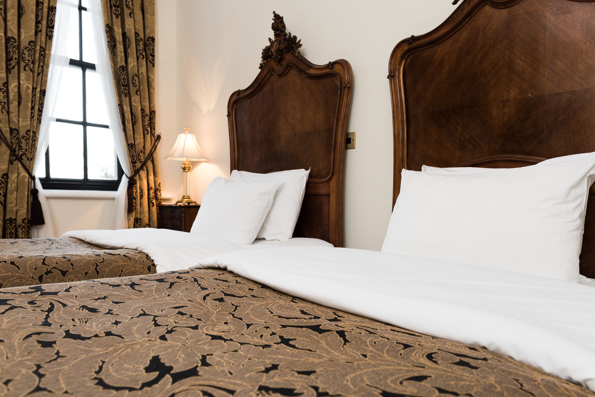 deluxe room, 2 single beds, non smoking | individually decorated, individually furnished, desk, blackout curtains