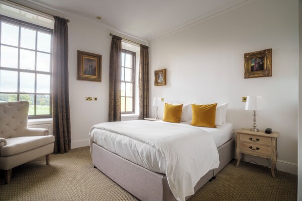 Deluxe Room, 1 Double Bed, Non Smoking | Individually decorated, individually furnished, desk, blackout curtains