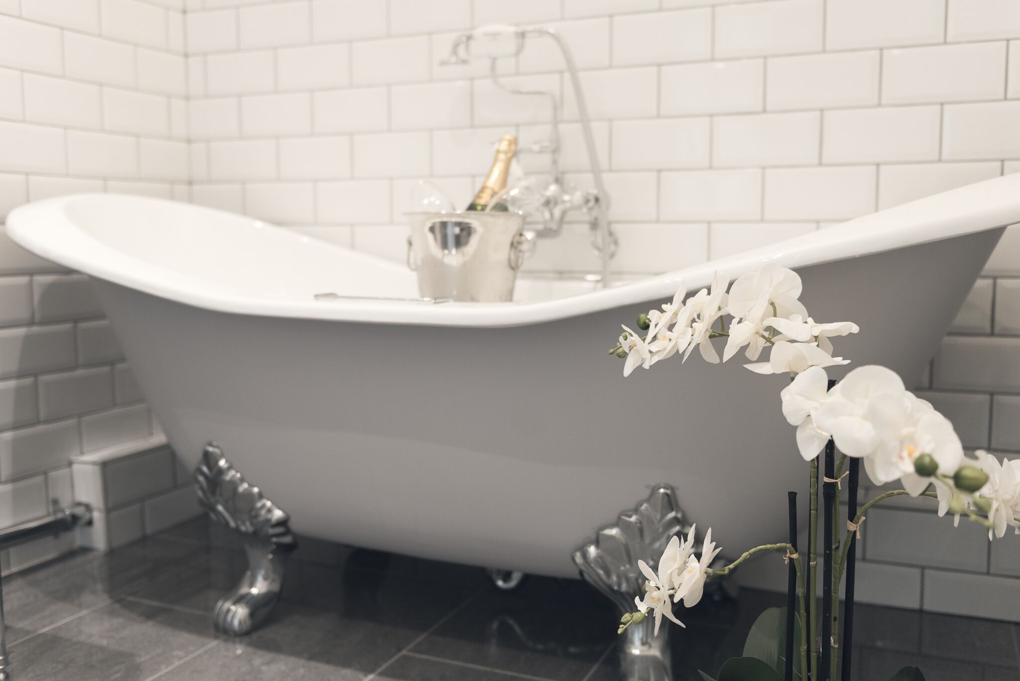 deluxe suite, 1 double bed, non smoking | bathroom | combined shower/bathtub, free toiletries, hair dryer, towels