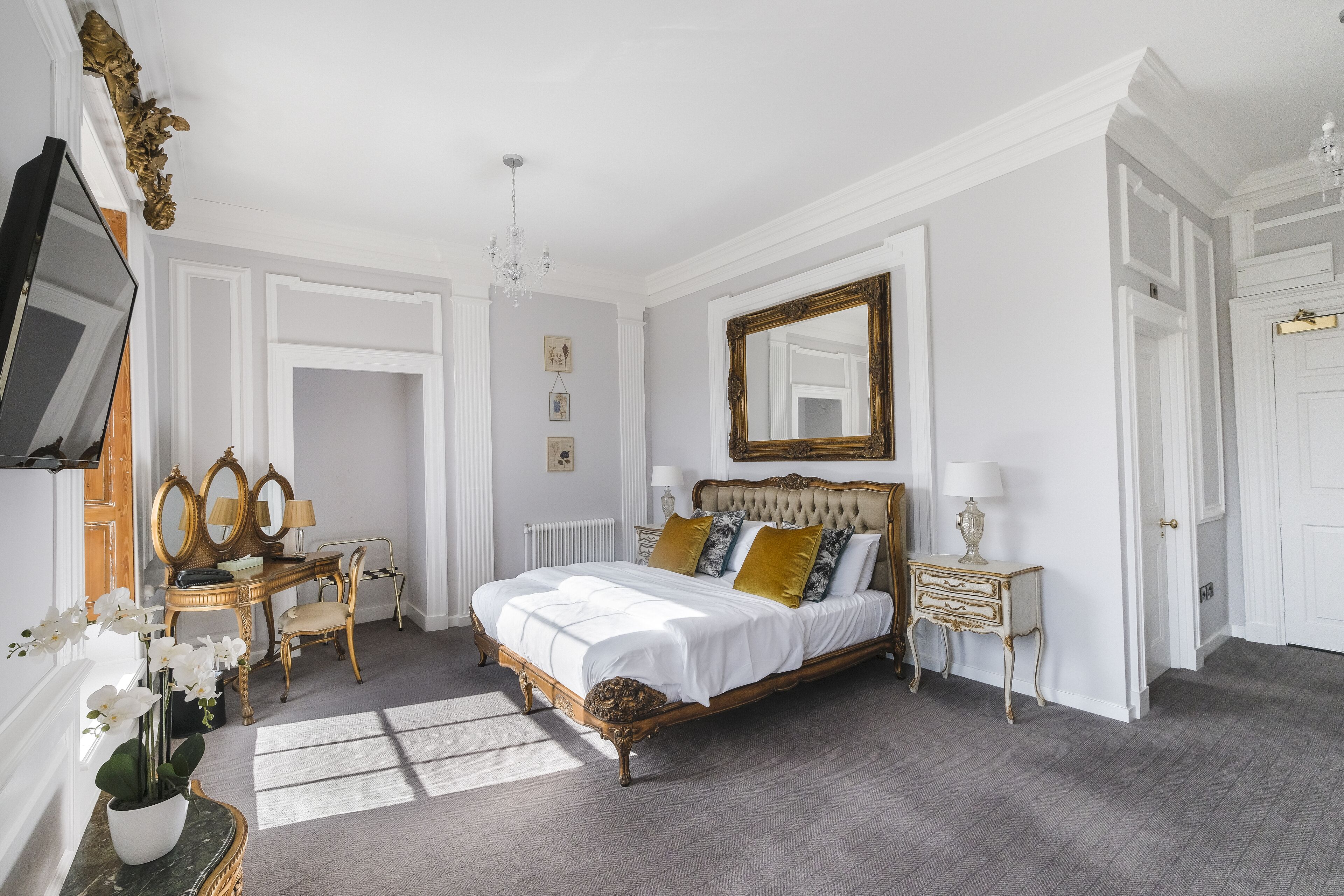 deluxe suite, 1 double bed, non smoking | individually decorated, individually furnished, desk, blackout curtains