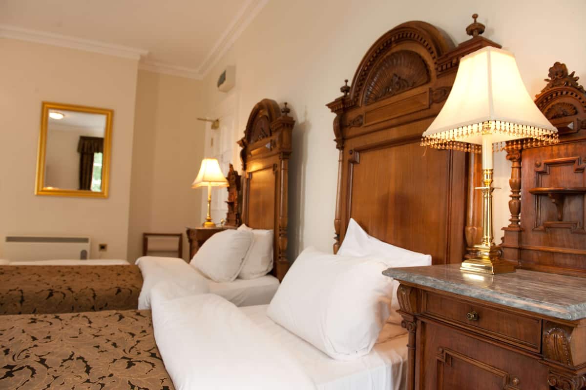 Escritorio, cortinas blackout y tabla de planchar con plancha 