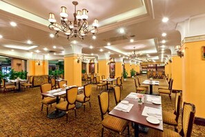 Buffet breakfast on weekdays (CNY 58.00 per person) - New Century Zhejiang Xiaoshan Hotel (Hangzhou)