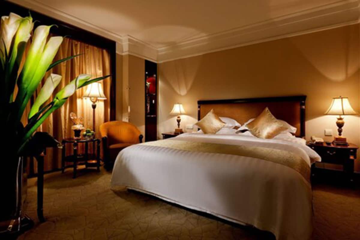 Deluxe Room, 1 King Bed | Premium bedding, in-room safe, blackout curtains, soundproofing