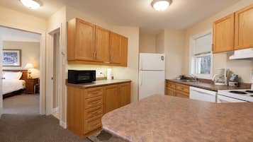 Room, 1 Bedroom | Private kitchen | Fridge, microwave, electric kettle, cookware/dishes/utensils