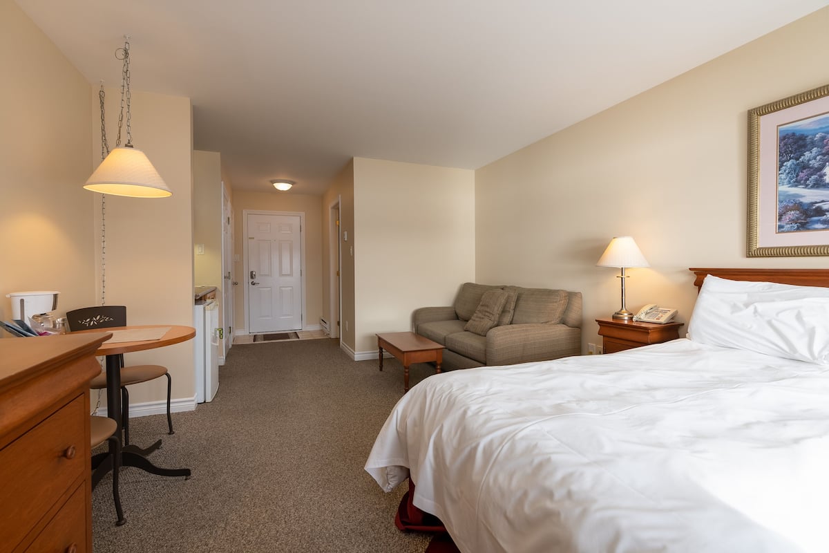 Studio | Iron/ironing board, cots/infant beds, free WiFi, bed sheets