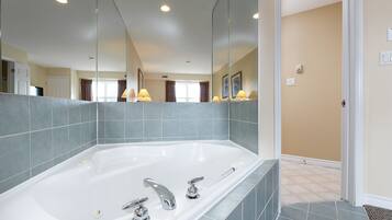 Habitación, 1 habitación | Baño | Tina con regadera, secadora de cabello, toallas