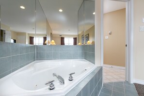 Chambre, 1 chambre | Salle de bain | Ensemble baignoire-douche, séchoir à cheveux, serviettes fournies