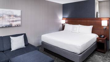 Escritorio, espacio para trabajar con laptop y cortinas blackout