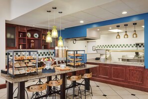 2 restaurants; breakfast and dinner served 