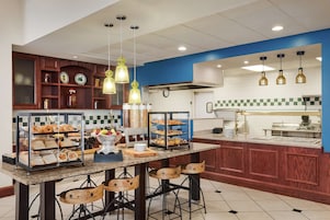 2 restaurants; breakfast and dinner served